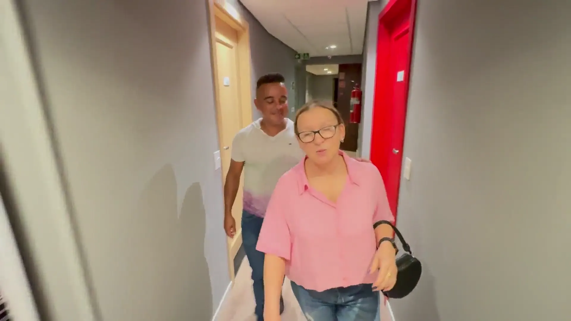 Moment at 01:31 in Fiz massagem em uma milf casada que veio dar para o massagista na frente do marido (COMPLETO NO RED)