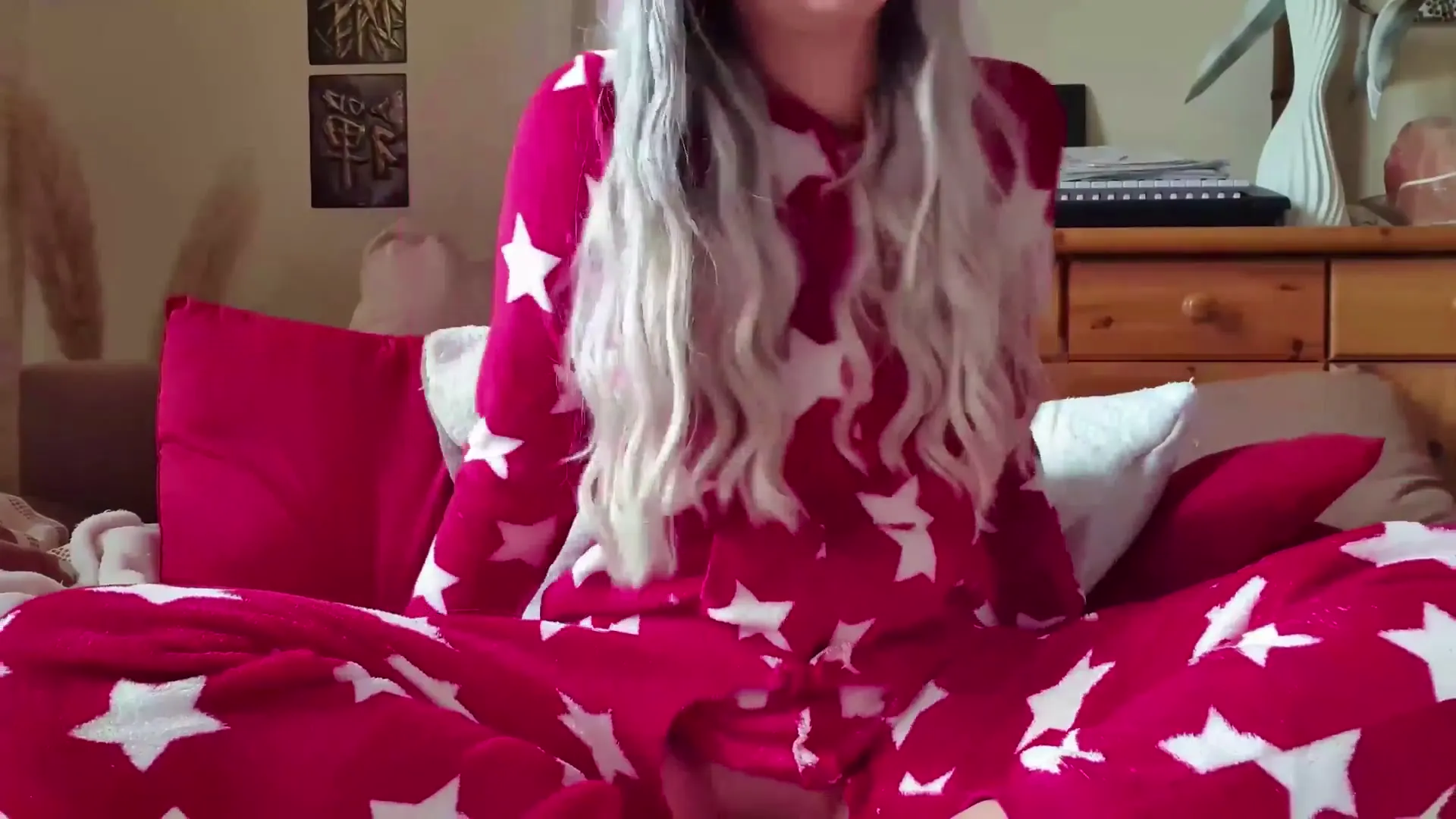 Moment at 01:16 in German Teen Anal play in the morning in her pajams (Deep Anal)