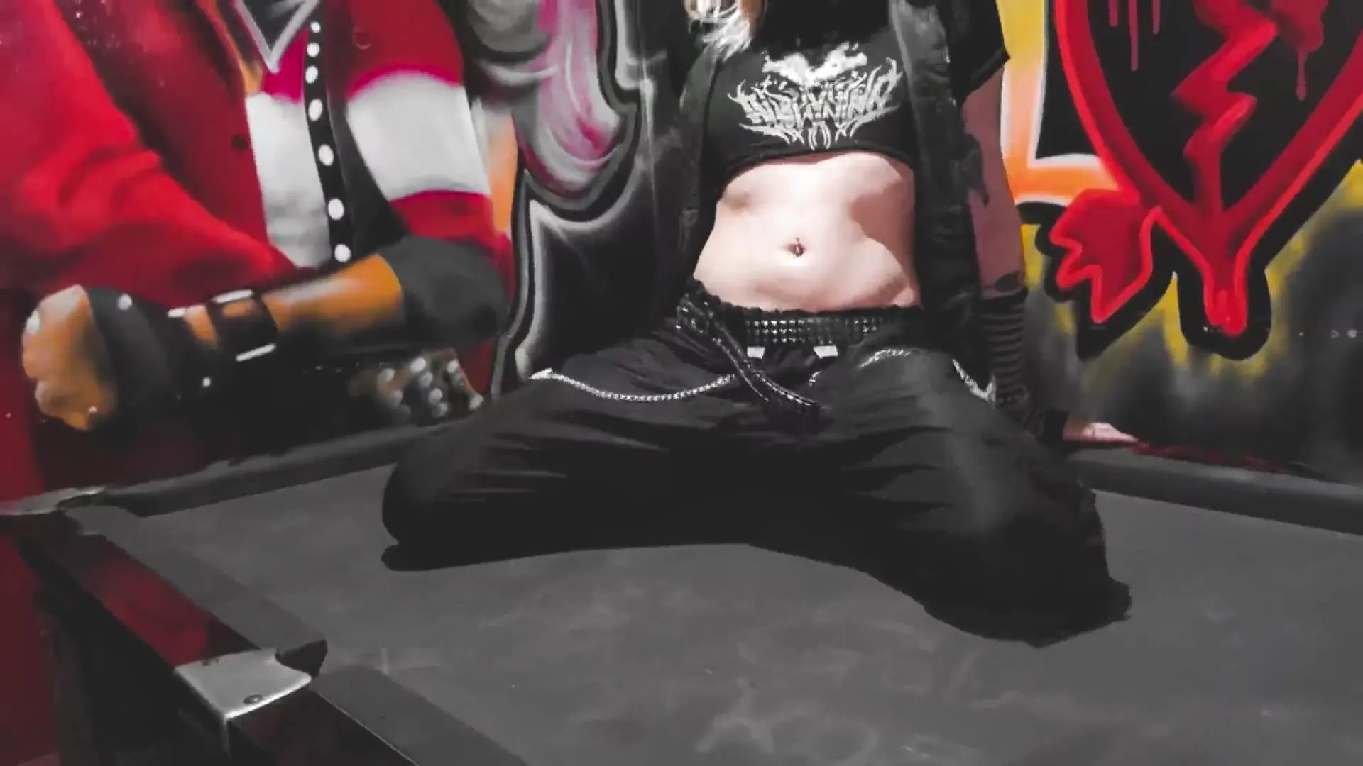 Selected keyframe at 00:00 from FEMBOY DORIAN DRAKE LEVOU NO CU GOSTOSO DA VADIA TATUADA COM CINTARALHO GIGANTE NA MESA DE SINUCA - COMPLETO NO RED