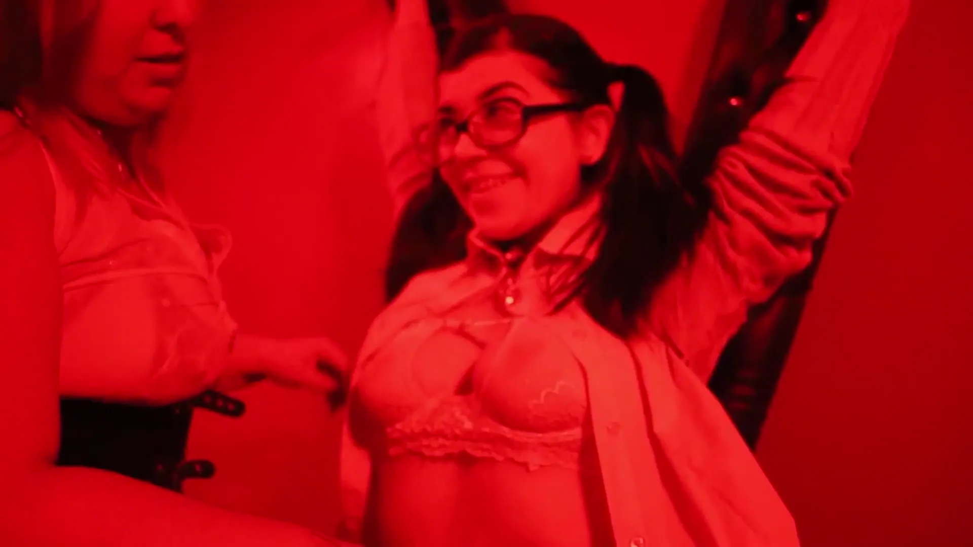 Moment at 01:32 in Sumisa en su ultima prueba para ser una puta le traen a un Cliente y toma leche arriba de unos tacos