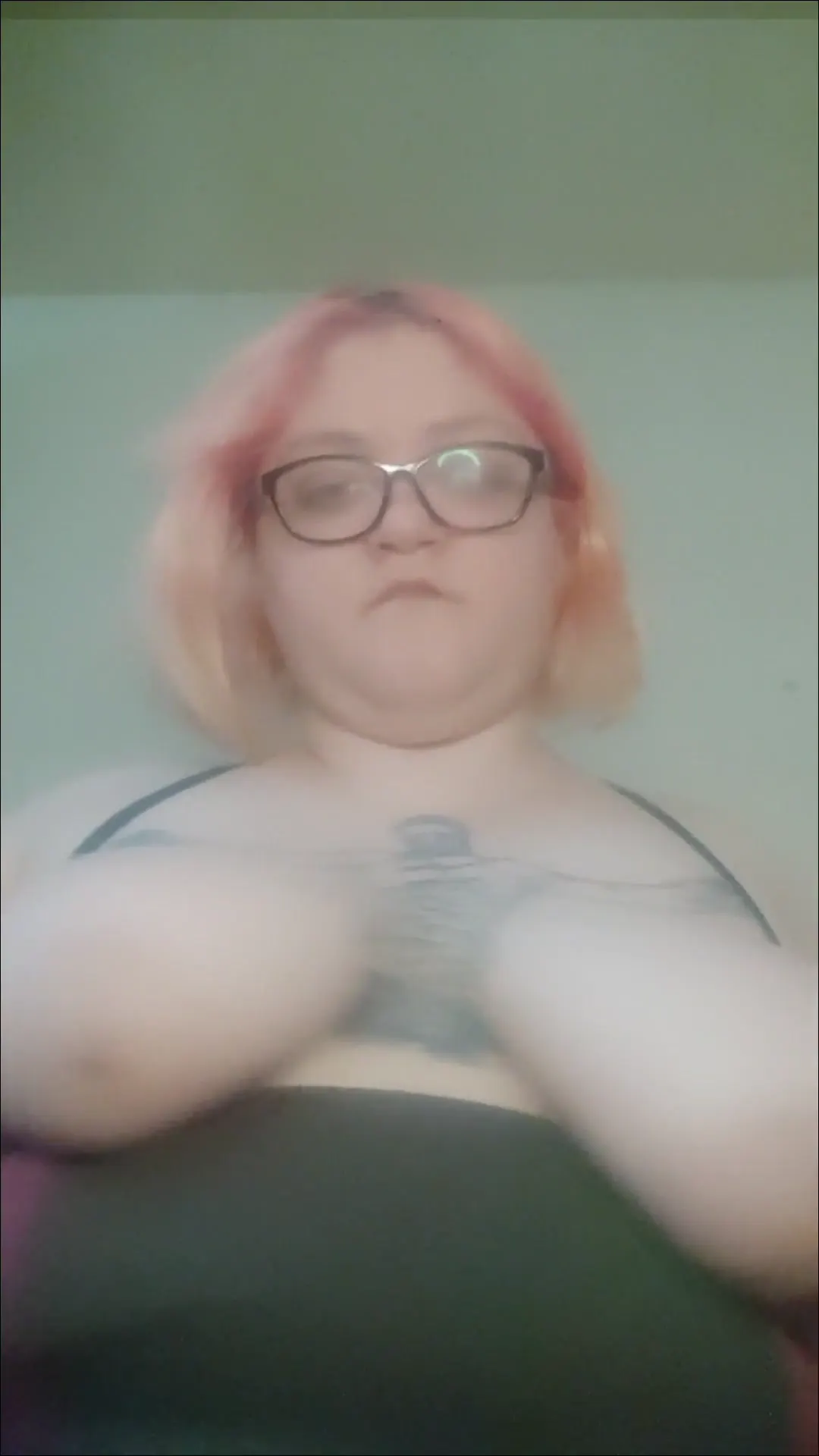 Moment at 02:58 in Amputada jugando con sus enormes tetas - camara lenta