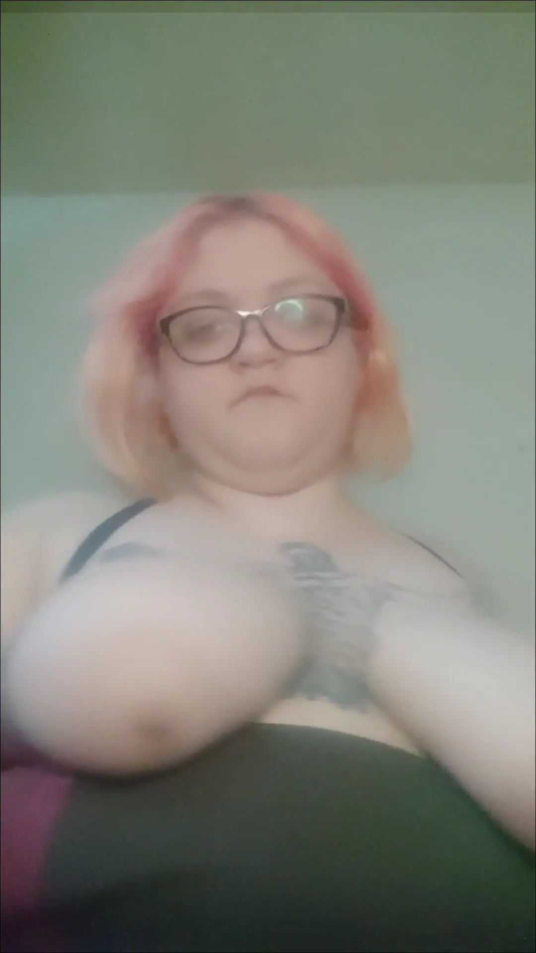 Moment at 08:15 in Amputada jugando con sus enormes tetas - camara lenta