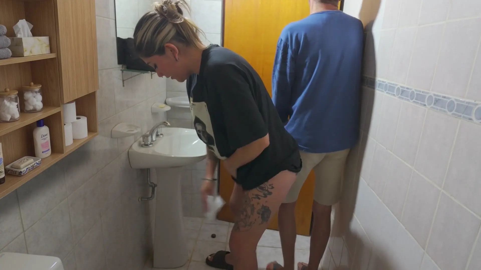 Moment at 09:00 in Mi mujer casi me atrapa follando a la esposa de mi hermano en el ba&ntilde_o