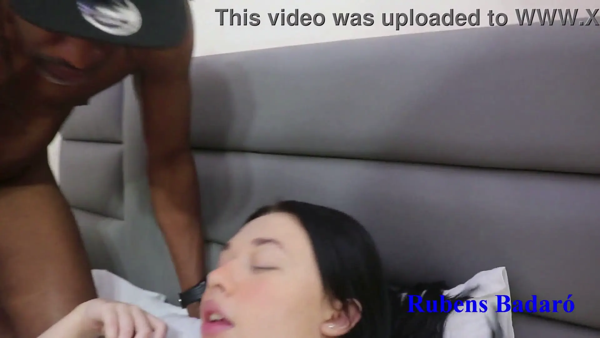 Moment at 04:33 in duas irmas novinhas esperam a sua mae ir para o trabalho e juntas fazer a festa com seu padrasto um negao super dotado (VIDEO COMPLETO NO RED/SHEER)