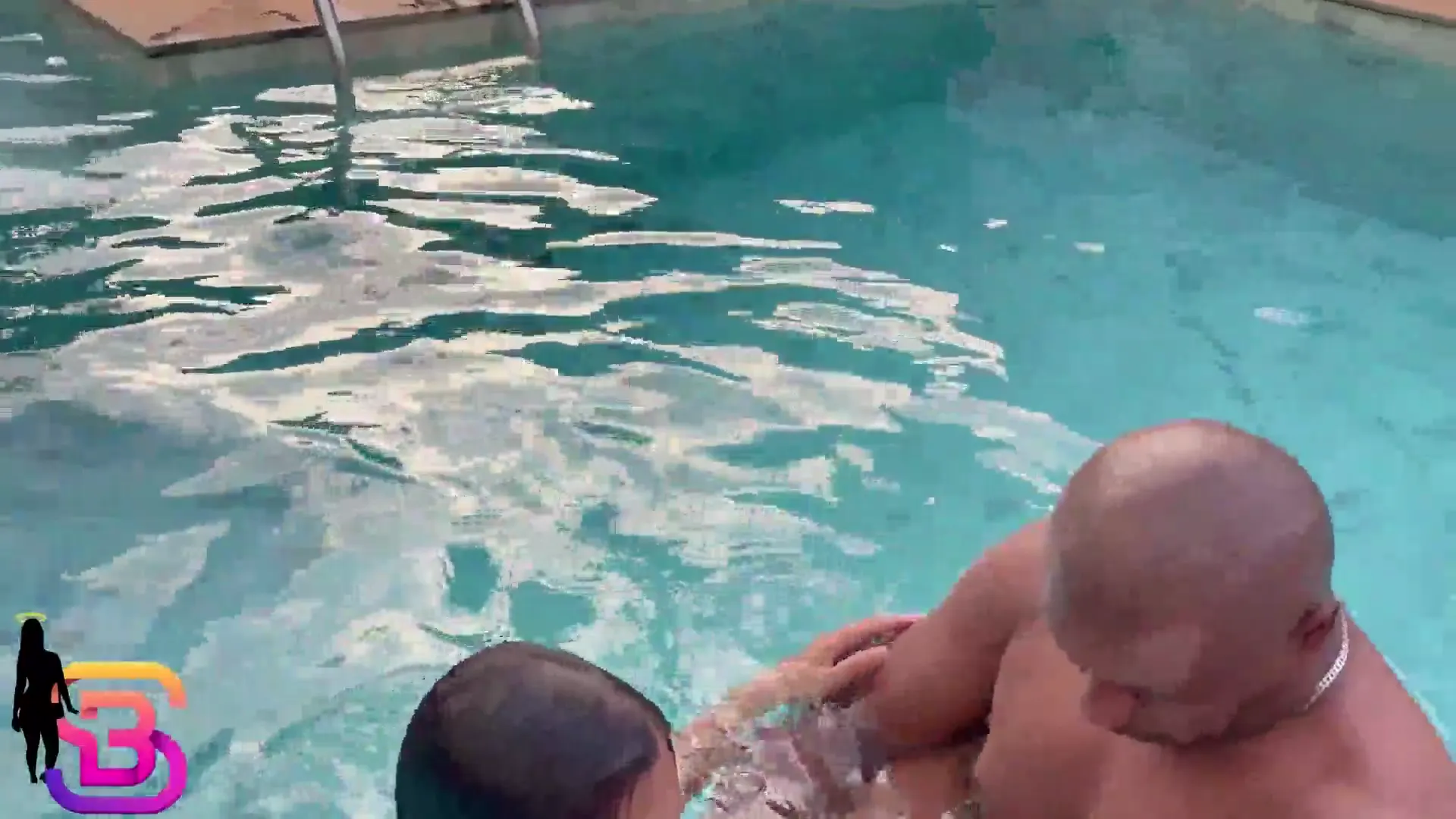 Moment at 14:06 in Patroa seduz empregado do rancho passando a m&atilde_o no pau grande dele e pede pra ele foder seu C&uacute_ e a buceta na piscina sem camisinha e finalizou gozando dentro dela (VIDEO COMPLETO NO RED)