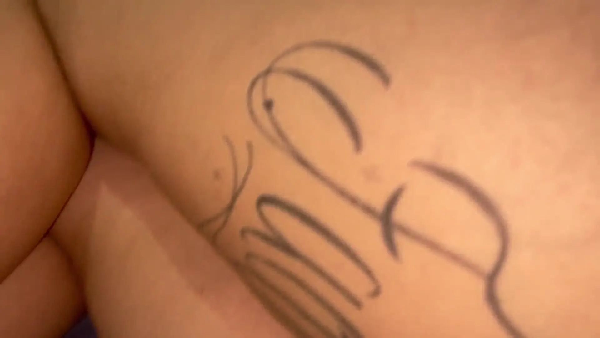 Moment at 00:50 in Prima s&oacute_ de calcinha na minha cama , ela sabe que eu tenho um pau grande