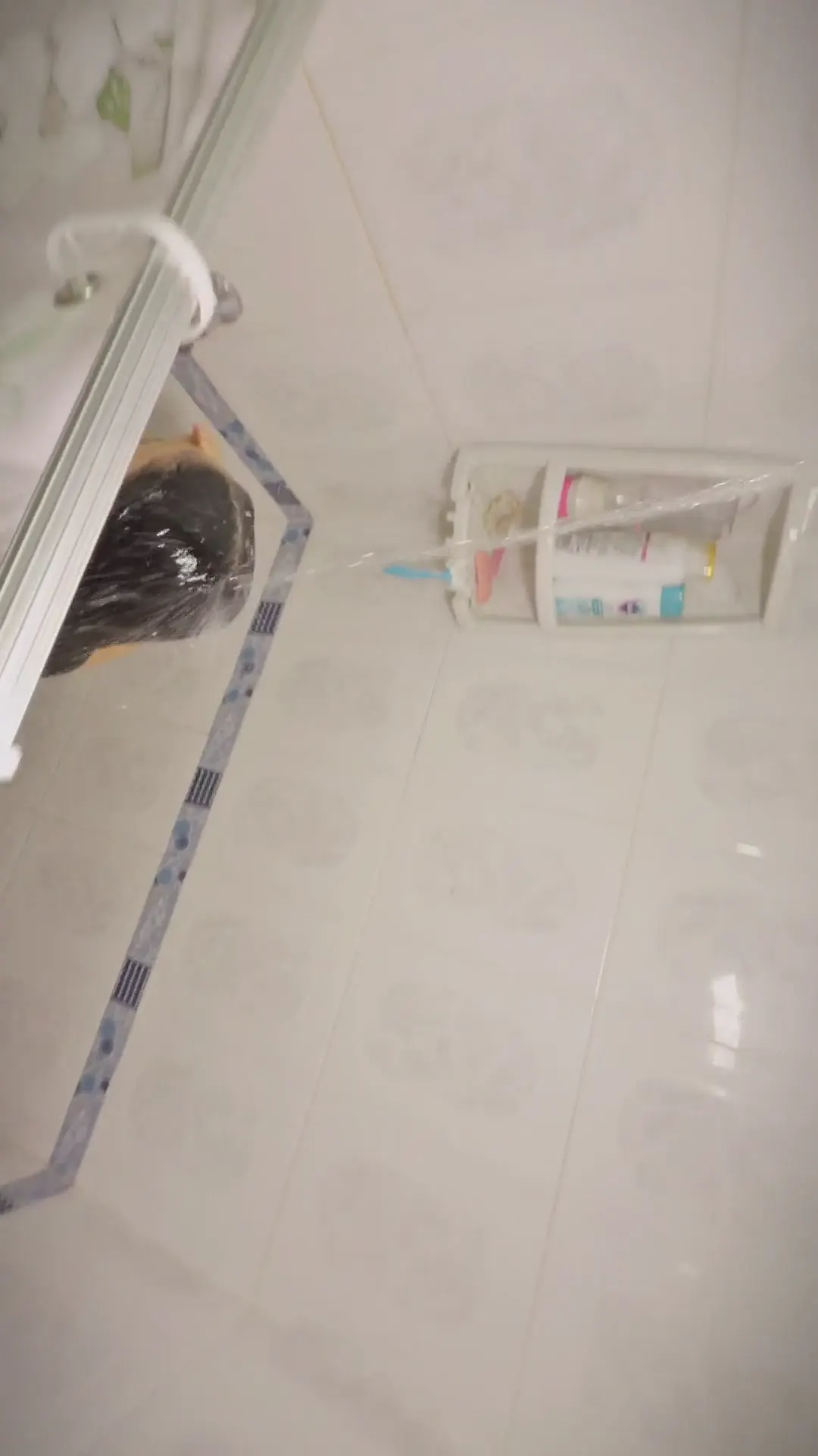 Moment at 00:19 in vigilo a mi hermanastra mientras se ba&ntilde_a antes de ir al colegio