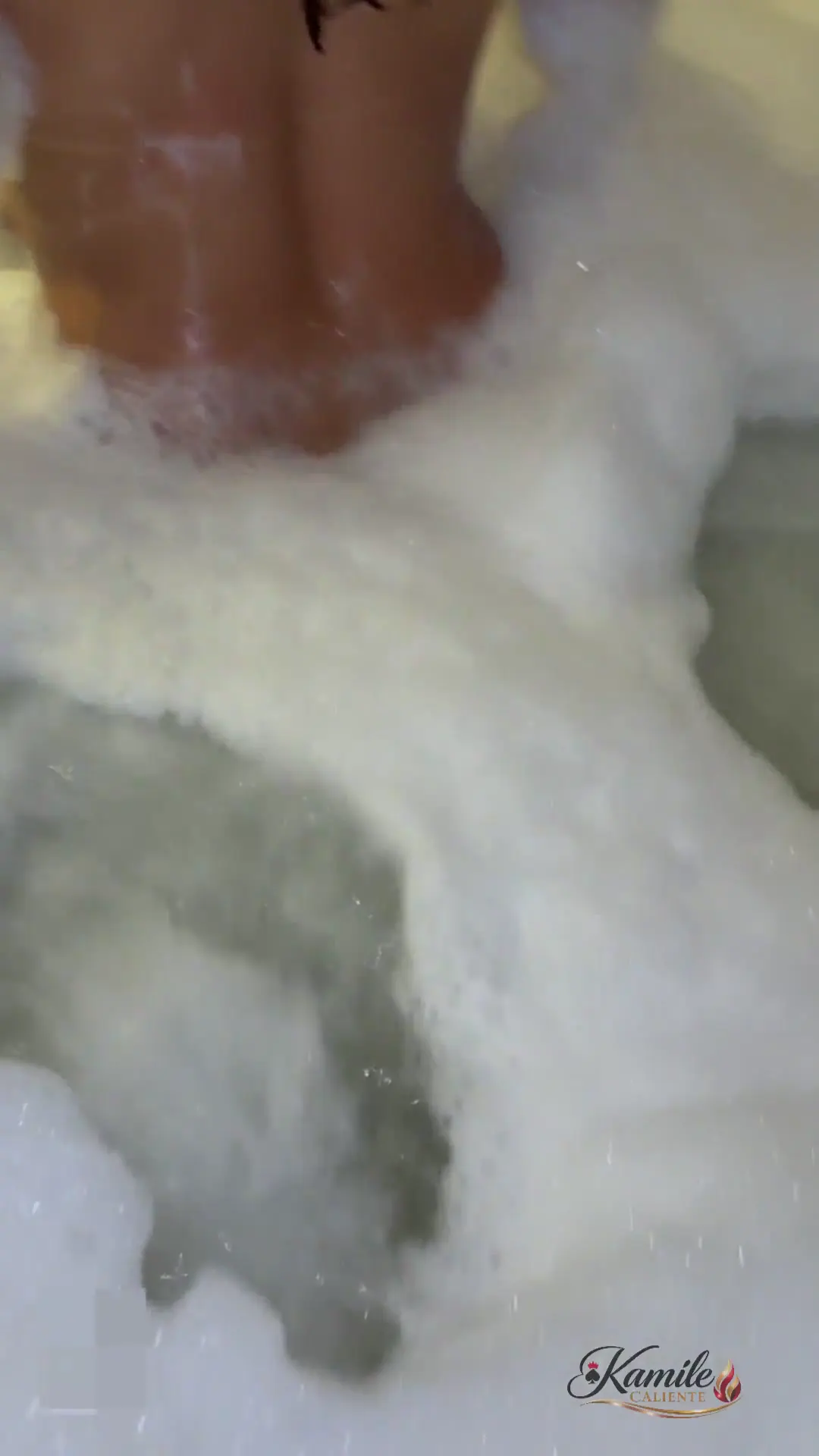 Moment at 00:58 in Hotwife Brasileira diz que vai fazer hora extra e vai com o amante pauzudo para o motel, toma banho de banheira com o amante e manda o video para o marido corno manso.