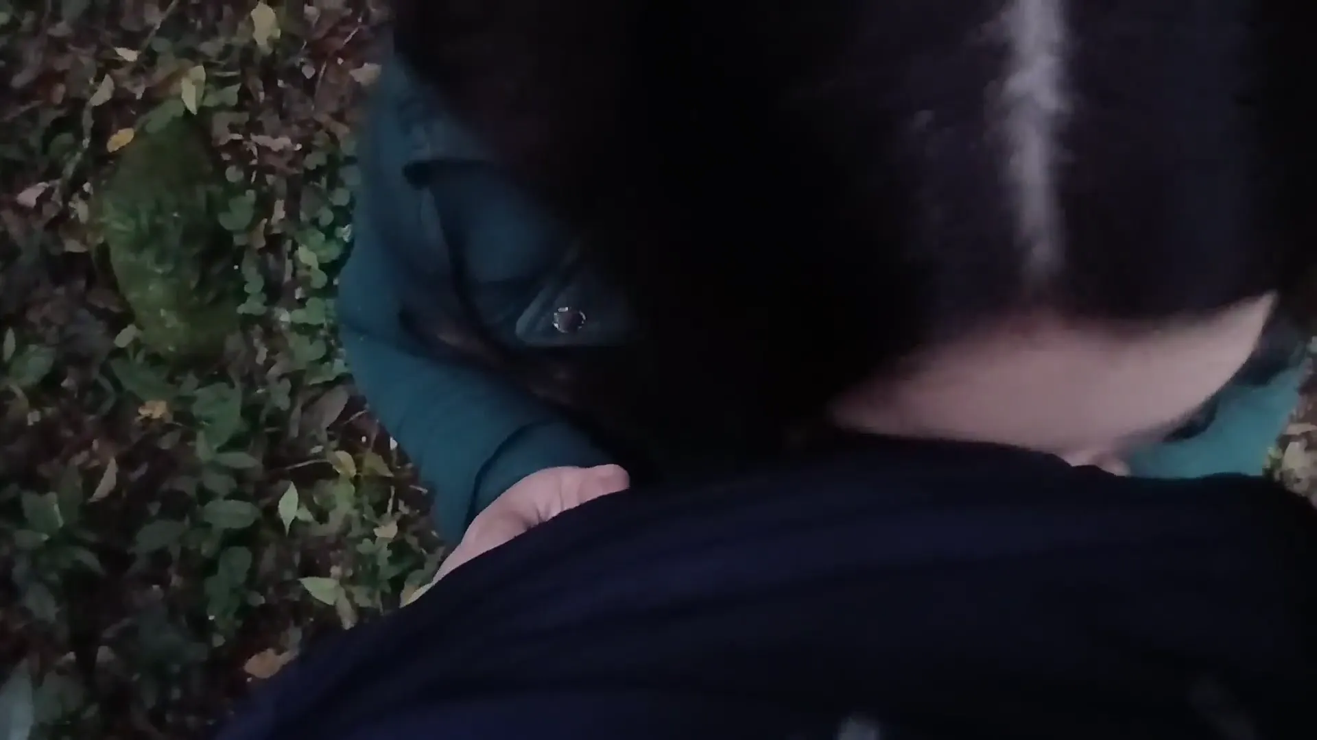 Moment at 02:37 in Casada dando a buceta na floresta