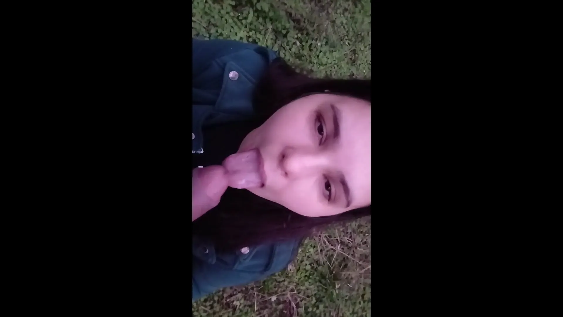Moment at 14:16 in Casada dando a buceta na floresta